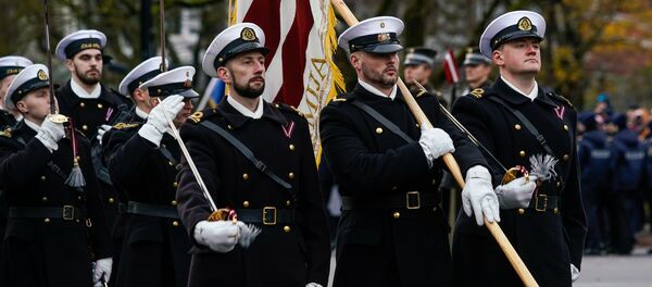 Латвийские моряки на параде в день Лачплесиса у Памятника Свободы - Sputnik Латвия