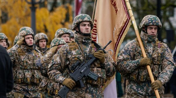 Латвийские военнослужащие на параде в день Лачплесиса у Памятника Свободы - Sputnik Латвия