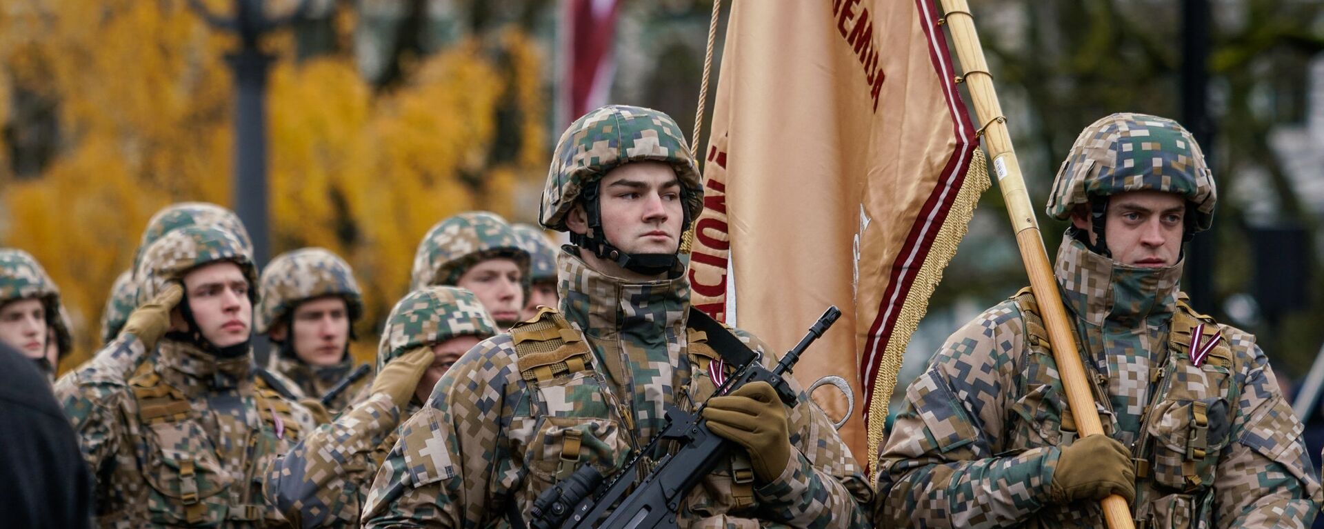 Латвийские военнослужащие на параде в день Лачплесиса у Памятника Свободы - Sputnik Латвия, 1920, 23.01.2023