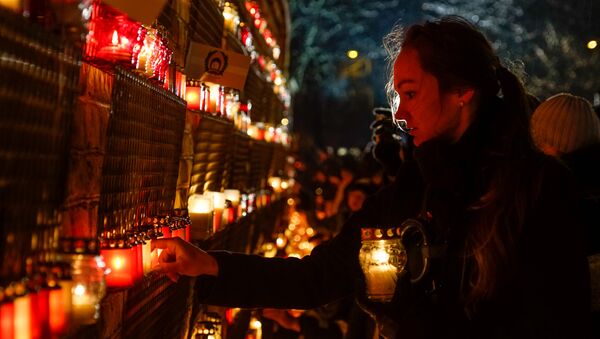 Латвийцы зажгли свечи в память о погибших солдатах у стен Рижского замка - Sputnik Latvija