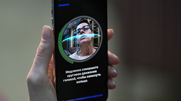 Настройка Face ID на новом смартфоне iPhone X - Sputnik Latvija