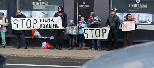 Пикет против показа польской военной драмы Волынь в Риге Пикет против показа польской военной драмы Волынь в Риге - Sputnik Latvija