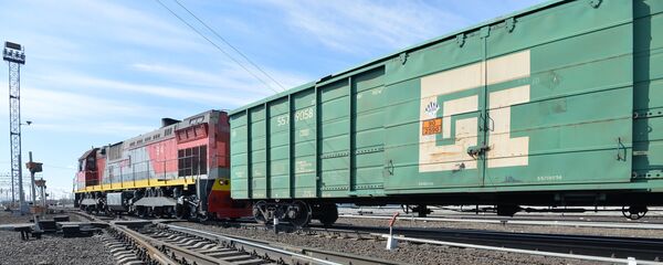 Тепловоз на железнодорожных рельсах, фото из архива Тепловоз на железнодорожных рельсах, фото из архива - Sputnik Latvija
