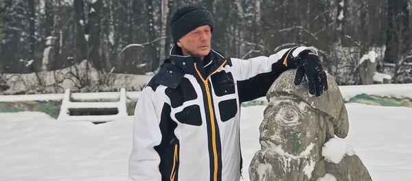 Михаил Задорнов читает стихотворение Идут белые снеги - Sputnik Латвия