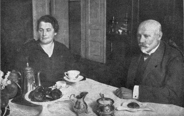 Первый президент Латвии Янис Чаксте пьет кофе с латвийским сахаром, 1926 год Первый президент Латвии Янис Чаксте пьет кофе с латвийским сахаром, 1926 год - Sputnik Латвия