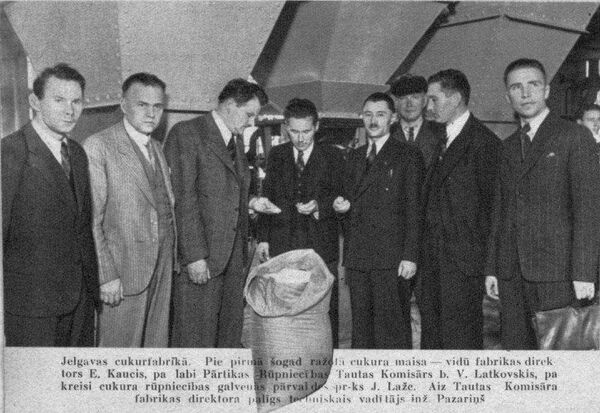 Первый сахар 1940 года на Елгавской фабрике. Третий слева — Янис Лаже, организатор сахарной промышленности Латвии Первый сахар 1940 года на Елгавской фабрике. Третий слева — Янис Лаже, организатор сахарной промышленности Латвии - Sputnik Латвия