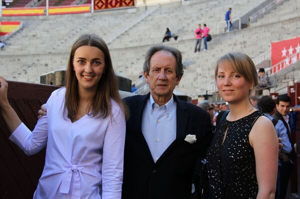 Катерина Бутвиловская (справа) сначала увлеклась испанским, а после полюбила и корриду - Sputnik Латвия