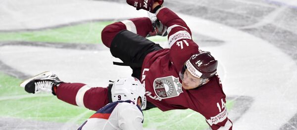 Хоккеисты Рихардс Букартс (Латвия) и Эндрю Копп (США) Хоккеисты Рихардс Букартс (Латвия) и Эндрю Копп (США) - Sputnik Латвия