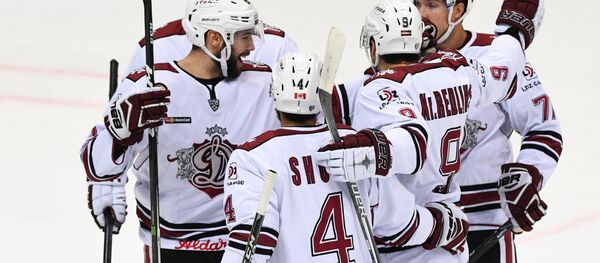 Игроки Динамо (Рига) радуются забитой шайбе, архивное фото - Sputnik Латвия