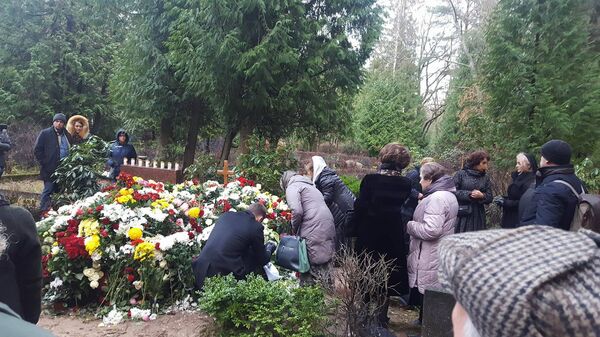 Могила Михаила Задорнова на кладбище в Яундубулты Могила Михаила Задорнова на кладбище в Яундубулты - Sputnik Латвия