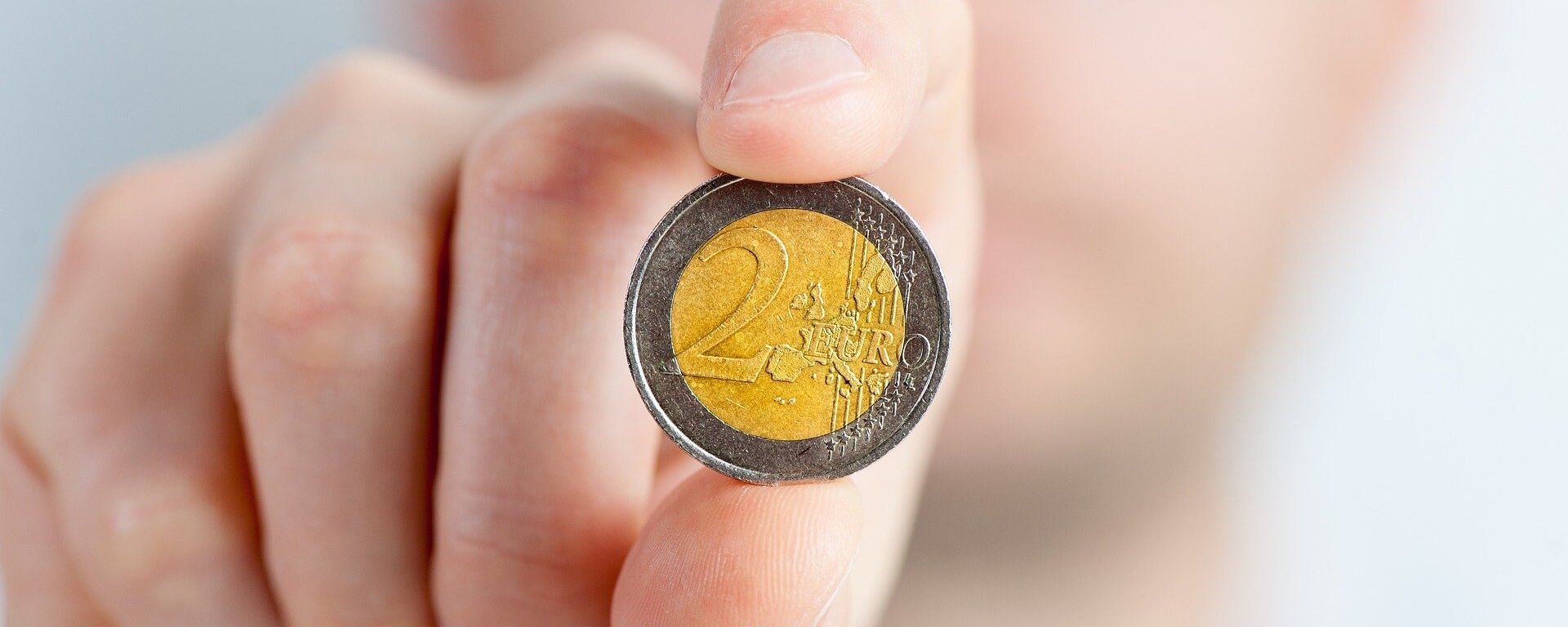 Монета в 2 евро - Sputnik Латвия, 1920, 13.12.2022