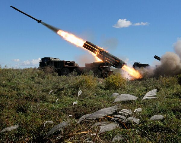 Реактивная артиллерийская батарея системы залпового огня БМ-27 Ураган во время стрельбы на учениях артиллерийских подразделений в Приморском крае - Sputnik Латвия