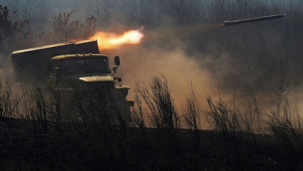 Боевая машина БМ-21 реактивной системы залпового огня Град во время стрельбы - Sputnik Латвия