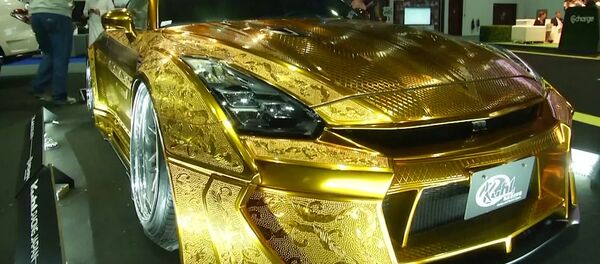 Autosalonā Dubaijā demonstrēts apzeltīts Nissan GT-R Autosalonā Dubaijā demonstrēts apzeltīts Nissan GT-R - Sputnik Latvija