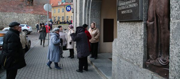 Gatavošanās gājienm protesta akcijas ietvaros pret mazākumtautību skolu pāreju pie latviešu mācību valodas - Sputnik Latvija