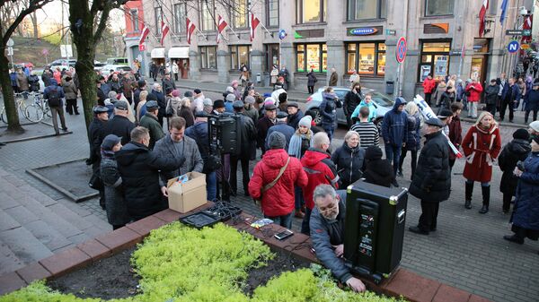 Подготовка к шествию в знак протеста против перевода школ национальных меньшинств на латышский язык Подготовка к шествию в знак протеста против перевода школ национальных меньшинств на латышский язык - Sputnik Латвия