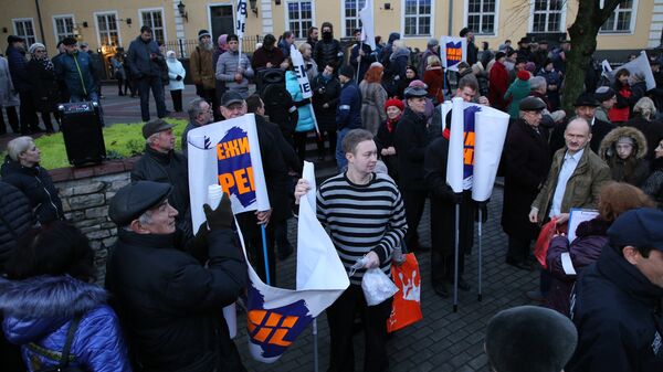 Шествие в знак протеста против перевода школ национальных меньшинств на латышский язык Шествие в знак протеста против перевода школ национальных меньшинств на латышский язык - Sputnik Латвия