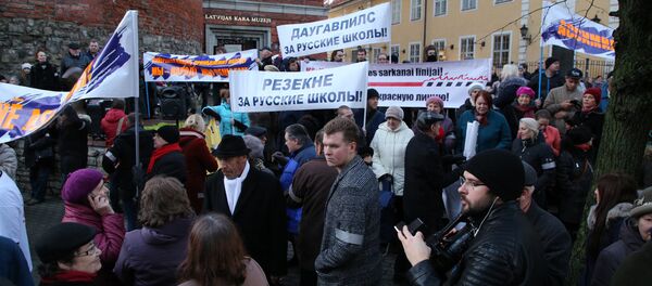 Protesta akcija pret mazākumtautību skolu pāreju pie latviešu mācību valodas Protesta akcija pret mazākumtautību skolu pāreju pie latviešu mācību valodas - Sputnik Latvija