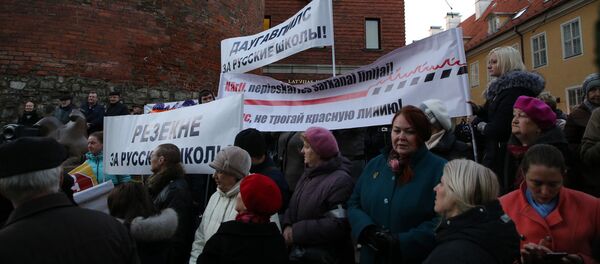 Шествие в знак протеста против перевода школ национальных меньшинств на латышский язык Шествие в знак протеста против перевода школ национальных меньшинств на латышский язык - Sputnik Latvija