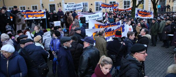 Rīgā notika gājiens par krievu valodas aizstāvību Rīgā notika gājiens par krievu valodas aizstāvību - Sputnik Latvija