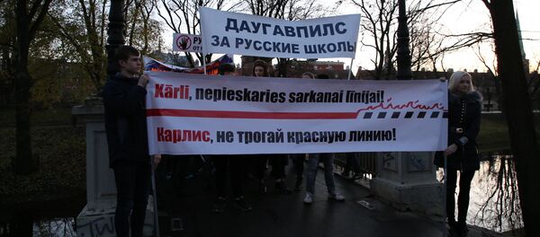 Protesta akcija pret mazākumtautību skolu pāreju pie latviešu mācību valodas Protesta akcija pret mazākumtautību skolu pāreju pie latviešu mācību valodas - Sputnik Latvija