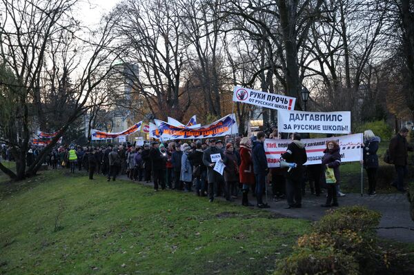 Шествие в знак протеста против перевода школ национальных меньшинств на латышский язык Шествие в знак протеста против перевода школ национальных меньшинств на латышский язык - Sputnik Латвия
