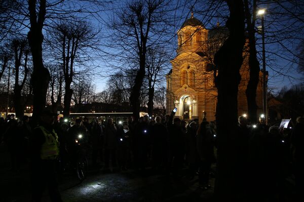 Шествие в знак протеста против перевода школ национальных меньшинств на латышский язык Шествие в знак протеста против перевода школ национальных меньшинств на латышский язык - Sputnik Латвия