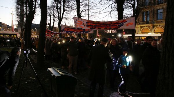 Шествие в знак протеста против перевода школ национальных меньшинств на латышский язык Шествие в знак протеста против перевода школ национальных меньшинств на латышский язык - Sputnik Латвия
