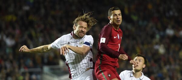 Латвийский футболист Каспарс Горкшс (слева) - Sputnik Латвия