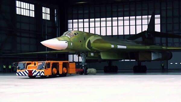 Стратегический ракетоносец Ту-160М2 впервые выкатили из цеха Казанского авиазавода - Sputnik Латвия