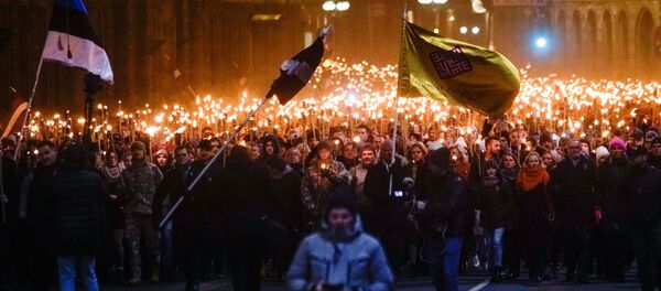 Neatkarības dienai veltītais lāpu gājiens Rīgā - Sputnik Latvija