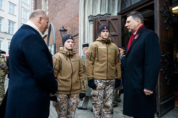 Министр обороны Раймондс Бергманис показал Раймондсу Вейонису новую форму Яунсардзе - Sputnik Латвия