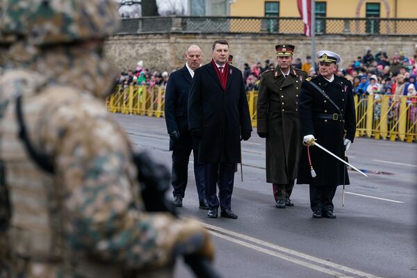 Военный парад в день провозглашения независимости Латвии. Президент обходит парадный строй - Sputnik Латвия