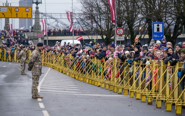 Тысячи людей собрались на набережной посмотреть военный парад - Sputnik Латвия