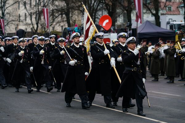 Парад открывают латвийские моряки с флагом Латвийской армии - Sputnik Латвия