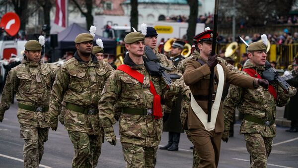 Военнослужащие Великобритании на параде в Риге - Sputnik Latvija