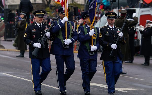 Военнослужащие США на параде в Риге - Sputnik Латвия