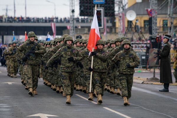 Военнослужащие Польши на параде в Риге - Sputnik Латвия