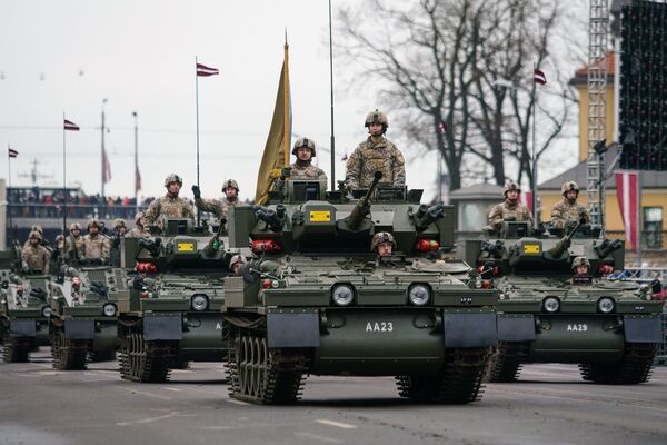Колонна латвийских бронетранспортеров CVRT на военном параде - Sputnik Латвия