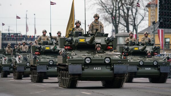 Колонна латвийских бронетранспортеров CVRT на военном параде - Sputnik Латвия