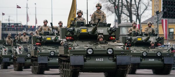 Колонна латвийских бронетранспортеров CVRT на военном параде - Sputnik Латвия