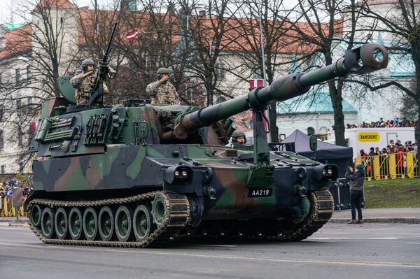 Новое приобретение латвийской армии - самоходные гаубицы M109 A50, калибр 155 мм, дальность стрельбы до 30 км - Sputnik Латвия