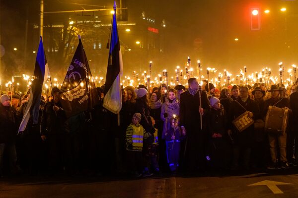 Факельное шествие в День независимости Латвии - Sputnik Латвия