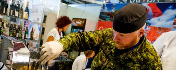 Kanādas karavīrs no NATO starptautiskā bataljona Latvijā gatavo ēdienu Kanādas karavīrs no NATO starptautiskā bataljona Latvijā gatavo ēdienu - Sputnik Latvija