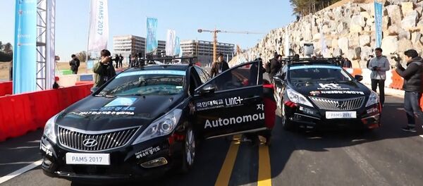 Беспилотные машины состязались в гонках на шоу в Южной Корее - Sputnik Латвия