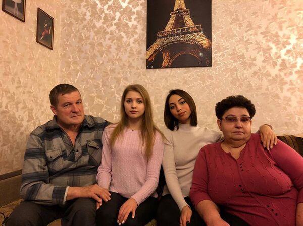 Сестры Даниэла и Снежана с дедушкой Геннадием и бабушкой Людмилой - Sputnik Латвия