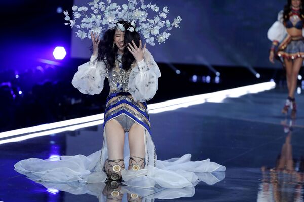 Модель Мин Си во время падения на шоу Victoria's Secret в Шанхае, Китай - Sputnik Латвия