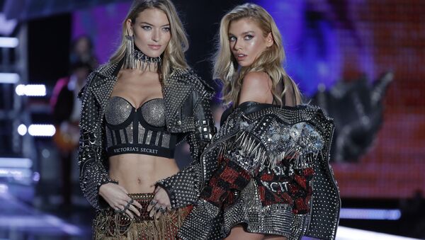 Модели Эльза Хоск и Стелла Максвелл во время шоу Victoria's Secret в Шанхае, Китай - Sputnik Латвия