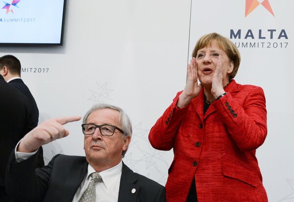 Председатель Европейской комиссии Жан-Клод Юнкер и канцлер ФРГ Ангела Меркель, архивное фото - Sputnik Латвия