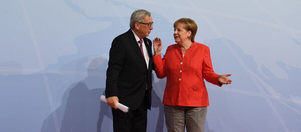 Председатель Европейской комиссии Жан-Клод Юнкер и канцлер ФРГ Ангела Меркель - Sputnik Латвия